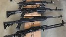 SBU ma’lumotlariga ko‘ra, Rossiya maxsus xizmatlari Ukrainaga ko‘chib ketgan Rossiya fuqarolariga qarshi qator hujumlarni rejalashtirganlar. Suratdagi qurollar to‘plami qotillikka buyurtma bergan shaxsdan musodara qilingan. (Ukraina xavfsizlik xizmati)