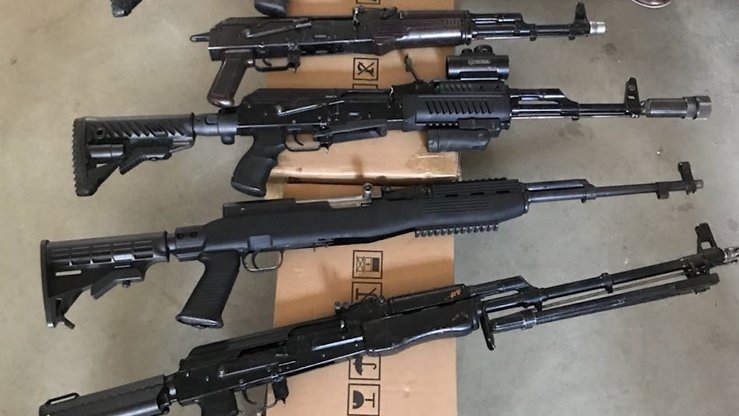 SBU ma’lumotlariga ko‘ra, Rossiya maxsus xizmatlari Ukrainaga ko‘chib ketgan Rossiya fuqarolariga qarshi qator hujumlarni rejalashtirganlar. Suratdagi qurollar to‘plami qotillikka buyurtma bergan shaxsdan musodara qilingan. (Ukraina xavfsizlik xizmati)