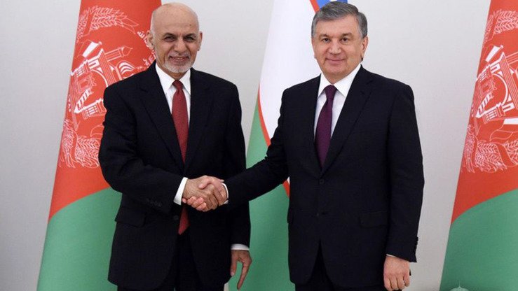 26-mart kuni Toshkentda o‘tgan anjuman doirasida O‘zbekiston prezidenti Shavkat Mirziyoyev afg‘onistonlik hamkasbi Ashraf G‘ani bilan uchrashdi. (O‘zbekiston prezidenti matbuot xizmati)