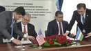 USAIDнинг Осиё бўйича раҳбари ёрдамчисининг ўринбосари Хавиер Пиедра ва Ўзбекистон адлия вазири Руслан Давлетов 8 июнь куни Тошкентда мамлакатда суд-ҳуқуқ тизимини қўллаб-қувватлаш бўйича ўзаро англашув меморандумини имзоладилар. (АҚШнинг Ўзбекистондаги элчихонаси)