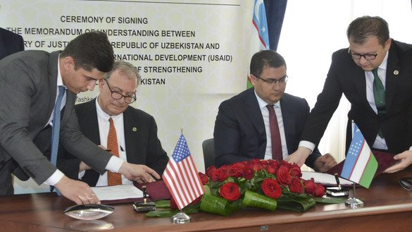 USAIDнинг Осиё бўйича раҳбари ёрдамчисининг ўринбосари Хавиер Пиедра ва Ўзбекистон адлия вазири Руслан Давлетов 8 июнь куни Тошкентда мамлакатда суд-ҳуқуқ тизимини қўллаб-қувватлаш бўйича ўзаро англашув меморандумини имзоладилар. (АҚШнинг Ўзбекистондаги элчихонаси)