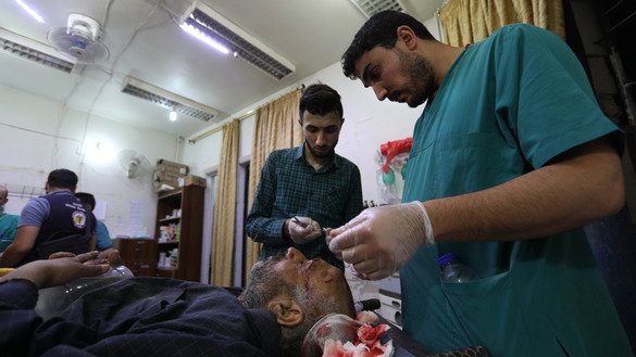 Aksar qismi isyonchilar nazoratida bo‘lgan Idlib viloyatining Zardana shahrida 7-iyun kuni kechqurun yuz bergan havo hujumlaridan yaralangan suriyaliklar tibbiy yordam olishmoqda. Suriya shimoli-sharqidagi hujumlar rejim ittifoqchisi Rossiya tomonidan amalga oshirilgani gumon qilingan. Hujum natijasida 38 fuqaro, jumladan, to‘rt nafar yosh bola halok bo‘lgan, deb xabar berdi Suriya inson huquqlari monitoringi markazining kuzatuv guruhi. (Omar Haj Kadur/AFP)