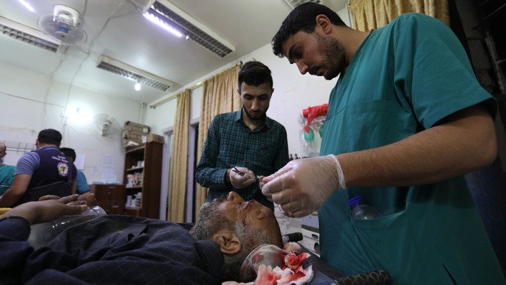 Aksar qismi isyonchilar nazoratida bo‘lgan Idlib viloyatining Zardana shahrida 7-iyun kuni kechqurun yuz bergan havo hujumlaridan yaralangan suriyaliklar tibbiy yordam olishmoqda. Suriya shimoli-sharqidagi hujumlar rejim ittifoqchisi Rossiya tomonidan amalga oshirilgani gumon qilingan. Hujum natijasida 38 fuqaro, jumladan, to‘rt nafar yosh bola halok bo‘lgan, deb xabar berdi Suriya inson huquqlari monitoringi markazining kuzatuv guruhi. (Omar Haj Kadur/AFP)