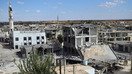 Суратда Суриянинг Ҳомс вилояти Талбисса шаҳридаги кимсасиз кўчалар ва вайрона бинолар акс этган, 30 сентябрь, 2015 йил. Шу куни Россия Сурияда, Ҳомс шаҳри яқинида илк ҳаво ҳужумини уюштирганини тасдиқлаган ва шу тариқа Москванинг ҳарбий аралашувига расман старт берилган эди. (Маҳмуд Тама/AFP)