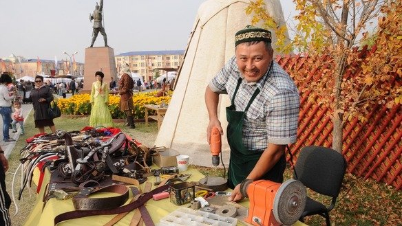 Тараздаги кўргазма давомида қўлда ишланган ҳунармандчилик маҳсулотлари намойиш этилган, 2015 йил, ноябр. (Карлигаш Аралбекова)
