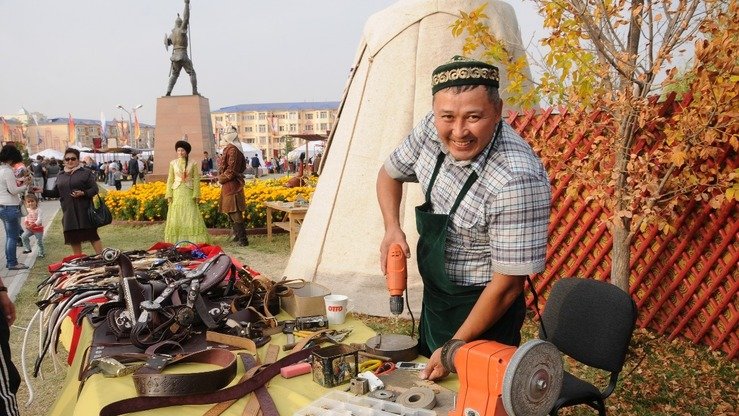 Тараздаги кўргазма давомида қўлда ишланган ҳунармандчилик маҳсулотлари намойиш этилган, 2015 йил, ноябр. (Карлигаш Аралбекова)