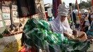 2015 йил ноябр ойида Таразда ўтказилган кўргазмада ҳунарманд ўзи яратган маҳсулотлар билан савдоси билан банд. (Карлигаш Аралбекова)