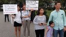 9-iyun kuni bishkekliklar kelin o‘girlash odatiga qarshi namoyishga qo‘shildilar. “Kelin o‘girlashga qarshiman” xeshtegi ostidagi bu ayol bannerida “Qiz o‘g‘irlash uning kelajagini o‘g‘irlash demakdir” va “Odam o‘g‘irlashni va buni oddiy holatni deb bilishni bas qiling” deb yozilgan. (Asker Sultanov)