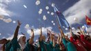 6-iyun kuni qirg‘izistonlik talabalar oq sharlar bilan Bishkekda kelin o‘g‘irlash odatiga qarshi namoyishga chiqishdi. (Dmitriy Motinov/AFP)