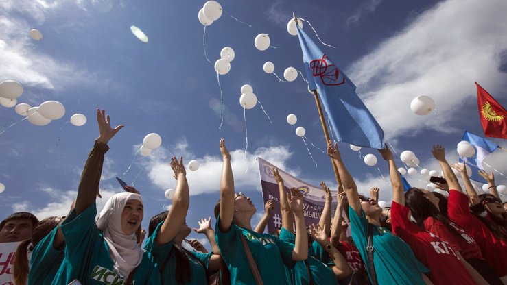 6-iyun kuni qirg‘izistonlik talabalar oq sharlar bilan Bishkekda kelin o‘g‘irlash odatiga qarshi namoyishga chiqishdi. (Dmitriy Motinov/AFP)