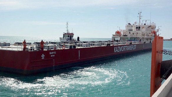 Qozog‘istonning milliy yuk tashish operatori – “Kazmortransflot”ga tegishli Baris kemasi Quriq portiga kirmoqda, 8-aprel. (Quriq porti)