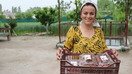 Latofat Murodova o‘zi yetishtirgan qulupnaylar bilan, 24-aprel, Lenin qishlog‘i. U USAID loyihasi o‘tkazgan bir qator treninglarda qatnashdi. (USAID)