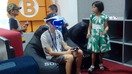 Olmaotadagi “Go Viral” festivalida bolalar virtual ko‘zoynakni taqib ko‘rmoqdalar, 17-iyun.