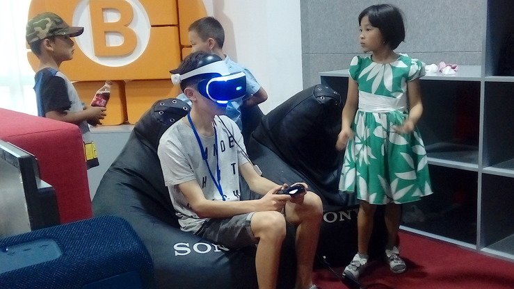 Olmaotadagi “Go Viral” festivalida bolalar virtual ko‘zoynakni taqib ko‘rmoqdalar, 17-iyun.