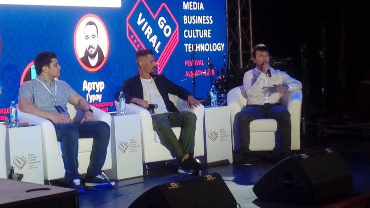 Raqamli texnologiyalar bo‘yicha mutaxassislar “Go Viral” festivali ishtirokchilarining savollariga javob bermoqdalar, Olmaota, 17-iyun. (Kseniya Bondal)
