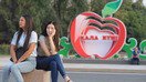 May oyida Olmaota markazida o‘tirgan yosh ayollar. Tadqiqotlar shuni ko‘rsatmoqdaki, Qozog‘istonda har yili oiladagi zo‘ravonliklar oqibatida 400 ga yaqin ayol nobud bo‘ladi. (Vladimir Tretyakov)