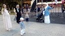 Olmaota markazida o‘z farzandlari bilan o‘ynayotgan onalar, 27-iyun kuni olingan surat. Qozog‘iston-Soros jamg‘armasi ma’lumotlariga ko‘ra, 2017-yilda mamlakatda ayollarga nisbatan 91631 ta jinoyat sodir etilgan. (Kseniya Bondal)