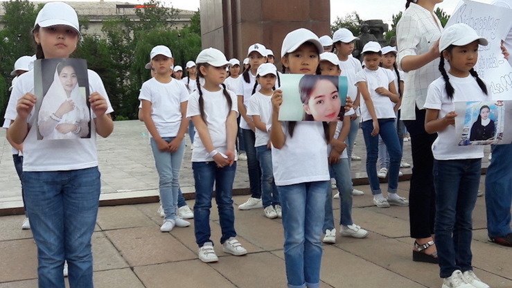 9 июнь куни Бишкекдаги митингда иштирок этган ўқувчи қизлар Бурулай Турдаали қизи суратларини кўтариб олишган. 27 май куни талаба қизнинг уни ўғирлаган шахс томонидан ўлдирилиши Қирғизистонда келин ўғирлаш муаммоси нақадар жиддий эканлигини кўрсатди. (Аскер Султанов)