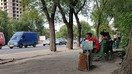 Qirg‘izistonning nochor qishloqlaridan remont, qurilish yoki yuk tashish kabi vaqtinchalik ish qidirib poytaxtga kelgan erkaklar, Bishkek, 30-iyun. Qirg‘izlarning ko‘pchiligi migrantlar hayoti kun sayin yomonlashayotgan Rossiyaga bormay, poytaxtning o‘zida ishlashni afzal ko‘rmoqdalar. (Arman Kaliyev)