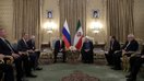 Rossiya prezidenti Vladimir Putin va Eron prezidenti Hasan Ruhoniy Suriya, Yaman va Afg‘onistonga oid masalalar bo‘yicha ikki mamlakat hamkorligini muhokama qilish maqsadida 2017-yilning noyabr oyida Tehronda o‘z vakillari bilan uchrashdilar. (Kreml)