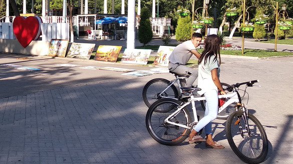 Velosiped mingan yoshlar, Toshkent, 5-iyul. O‘zbekiston yoshlar o‘rtasidagi jinoyat ko‘rsatkichini tushirishga harakat qilmoqda. (Maksim Yeniseyev)