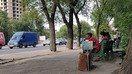 Qirg‘izistonning nochor qishloqlaridan kelgan erkaklar Bishkekda remont, qurilish, yuk tashish kabi vaqtincha ishlarni kutib o‘tirishibdi, 30-iyun. Ko‘pchilik qirg‘iz erkaklari kun sayin hayot o‘g‘irlashib borayotgan Rossiyaga ketishdan ko‘ra, poytaxtda ish izlashni afzal ko‘radilar. (Arman Kaliyev)