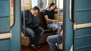 Metroda uxlab ketayotgan yo‘lovchilar, Moskva, 2018-yil, 23-may. (Mladen Antonov / AFP)