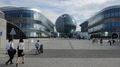 Пиёдалар Остонадаги EXPO павильонларида сайр қилмоқдалар, май ойи. Расмийларнинг таъкидлашича, Қозоғистон пойтахти минтақадаги асосий молия маркази ва вақти келиб «Осиёдаги етакчи молия марказларидан бирига» айланишни режалаштирмоқда. (Владимир Третяков)