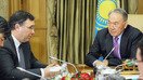 Қозоғистон президенти Нурсултон Назарбоев (ўнгда) Франциянинг энг йирик мой ишлаб чиқарувчи корхонаси «Total» бош директори билан суҳбатлашмоқда, Остона, 2015 йил, 14 апрель. (Иляс Омаров/AFP)