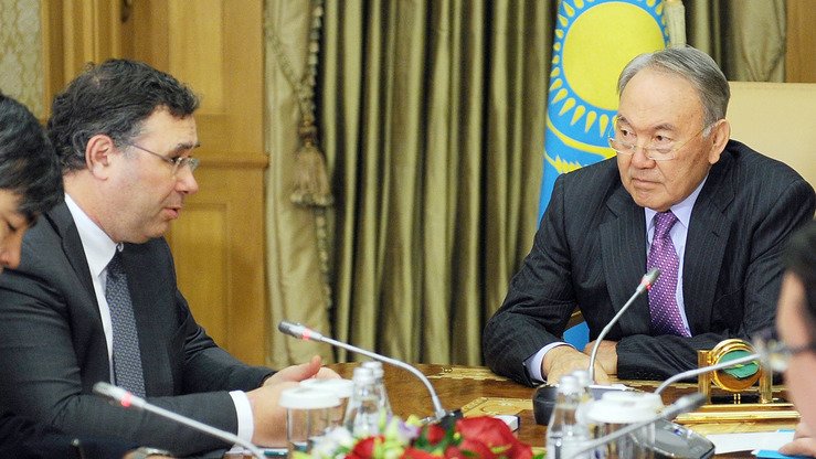 Қозоғистон президенти Нурсултон Назарбоев (ўнгда) Франциянинг энг йирик мой ишлаб чиқарувчи корхонаси «Total» бош директори билан суҳбатлашмоқда, Остона, 2015 йил, 14 апрель. (Иляс Омаров/AFP)