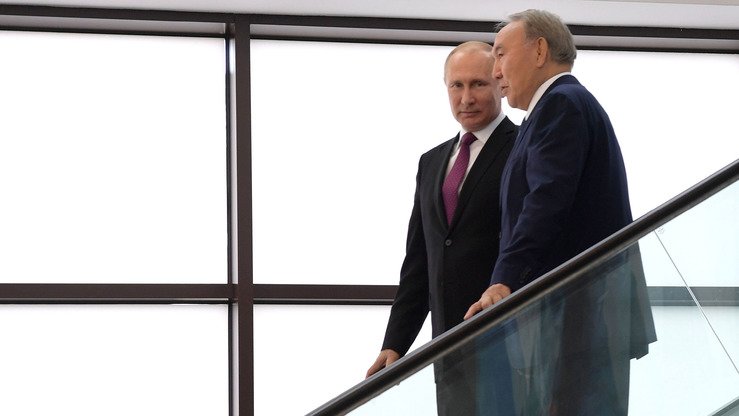Rossiya prezidenti Vladimir Putin (chapda) va Qozog‘iston prezidenti Nursulton Nazarboyev 2018-yil may oyida Sochida uchrashdilar. Ukraina mahsulotlarining Rossiya hududidan o‘tishiga nisbatan Kreml tomonidan qo‘llangan cheklov muddatining uzaytirilishi Markaziy Osiyodagi biznes rahbarlarini g‘azablantirdi. (Qozog‘iston prezidenti veb-sahifasi)