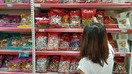 Ukrainada ishlab chiqarilgan Roshen shirinliklari Magnum supermarketida, 7-iyul, Olmaota. (Arman Kaliyev)