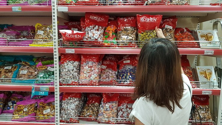 Ukrainada ishlab chiqarilgan Roshen shirinliklari Magnum supermarketida, 7-iyul, Olmaota. (Arman Kaliyev)