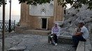 Сулаймон тоғидаги «Тахти Сулаймон» масжиди яқинида дам олаётган оила, Ўш шаҳри, июнь ойи. (Арман Калиев)