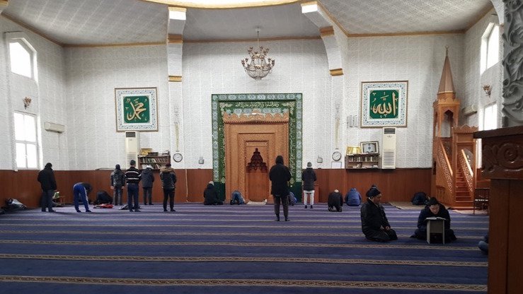 O‘tgan yilning dekabr oyida Bishkek markaziy masjidida namoz o‘qiyotgan musulmonlar. (Ruslan Sodiqov)