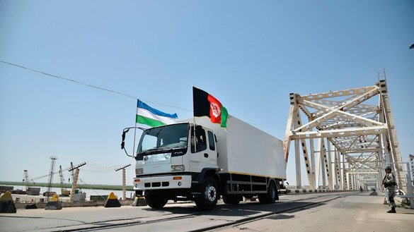 O‘zbekistondan Afg‘onistonga gumanitar yordam olib ketayotgan yuk mashinasi Hayraton ko‘prigidan o‘tmoqda, 5-iyun. (O‘zbekiston milliy axborot agentligi)