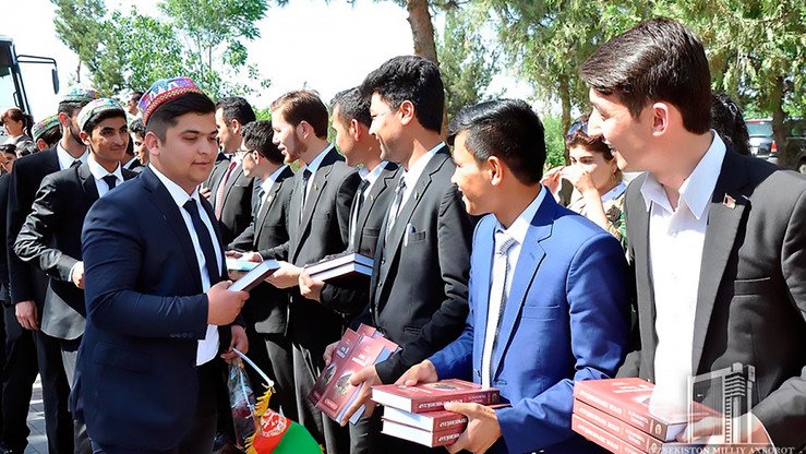 O‘zbek talabalari Termizdagi ta’lim markazida afg‘onistonlik talabalarga kitob ulashmoqda, 5-may. (O‘zbekiston milliy axborot agentligi)