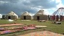 Жумгал вилоятида яшовчи маҳаллий аҳоли ўтов ясамоқда, июль ойи. (Мирбек Бусурманкулов)