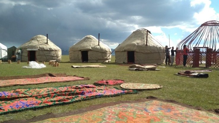 
Residents of Jumgal District build yurts in June. [Mirbek Busurmankulov]        