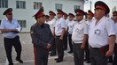 Иссиқкўлдаги ички ишлар идораси олдида саф тортиб турган полиция ходимлари, июнь ойи. Полиция туристик мавсумда жамоат хавфсизлигини мустаҳкамлаш бўйича чора-тадбирларни фаоллаштирган. (Қирғизистон ички ишлар вазирлиги)