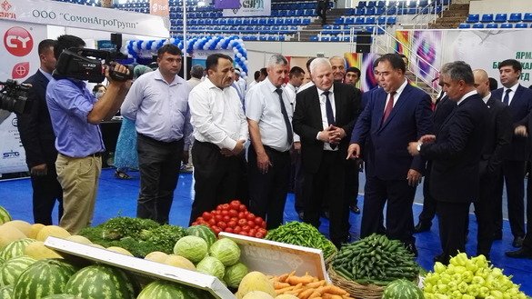 So‘g‘d viloyati hokimi Rajabboy Ahmadzoda 2018-yil So‘g‘d xalqaro savdo yarmarkasida taqdim etilgan sabzavotlarni ko‘rsatmoqda, Xo‘jand, 6-iyul. (Negmatullo Mirsaidov)