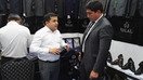 O‘zbekistonning “Ideal” poyabzal ishlab chiqarish korxonasining rahbari Akram Karimov (chapda) So‘g‘d-2018 xalqaro yarmarkasida mehmonlar bilan suhbatlashmoqda, Xo‘jand, 6-iyul. (Negmatullo Mirsaidov)