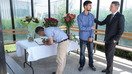 Душанбедаги АҚШ элчихонасининг муваққат вакили Кевин Коверт (ўнгда) ИД жавобгарликни ўз зиммасига олган ҳужум натижасида тўрт сайёҳ, жумладан, икки нафар америкаликнинг ҳалок бўлгани юзасидан 31 июль куни элчихонага таъзия билдиришга келган одам билан суҳбатлашмоқда. (STR / AFP)