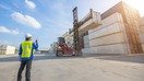 Ишчи Чимкент транспорт-логистика марказида контейнерларнинг ташилишини кузатмоқда, май ойида олинган сурат. (Чимкент ҳокимияти матбуот хизмати тақдим этган сурат)