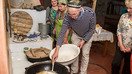 Ош тортилишини кутаётган сайёҳ, Самарқанд, июнь ойи. (Ўзбекистон туризмни ривожлантириш давлат қўмитаси тақдим этган сурат)