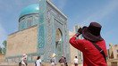 Сайёҳ Регистонни суратга олмоқда, июнь. (Ўзбекистон туризмни ривожлантириш давлат қўмитаси тақдим этган сурат)