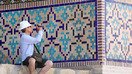 Нақшинкор деворни тасвирга олаётган сайёҳ, Самарқанд, июль ойи. (Ўзбекистон туризмни ривожлантириш давлат қўмитаси тақдим этган сурат)