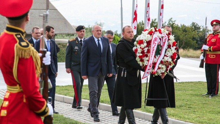 Gruziya prezidenti Georgiy Margvelashvili Rossiya-Gruziya urushida halok bo‘lgan qahramonlarni yod etish uchun va yodgorlikka gulchambar qo‘yish uchun 8-avgust kuni Muxatgverdi qabristoniga bordi. (Gruziya prezidenti ma’muriyati)
