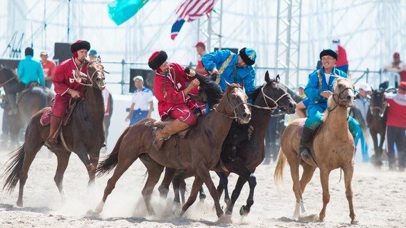 Иккинчи Жаҳон кўчманчилар ўйинлари давомида кўпкари беллашувига чиққан Қозоғистон (кўк) ва АҚШ (қизил) жамоалари, Иссиқкўл, Қирғизистон, 2016 йил, сентябрь. (Жаҳон кўчманчилар ўйинларининг расмий сайти)