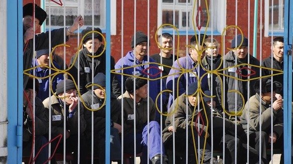 Олмаота вилоятида бино олдида турган маҳбуслар, 2008 йил, март. (Владимир Третьяков)
